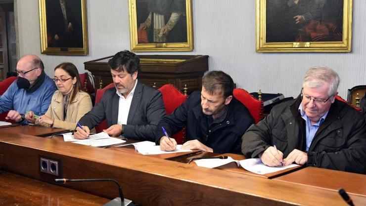 O xerente da USC, Javier Ferreira, e representantes de CC.OO, UXT, CIG e CSIF asinaron o texto acordado previamente na Mesa xeral de negociación da USC. USC / Europa Press