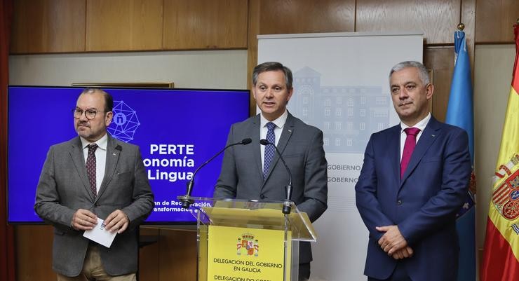 O reitor da Universidade de Santiago de Compostela (USC), Antonio López; o delegado do Goberno en Galicia, José Miñones; e o secretario xeral de Política Lingüística da Xunta, Valentín García. / Delegación do Goberno