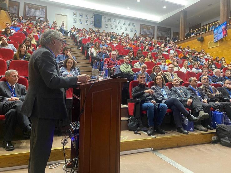 O Premio Nobel de Química 2019, M. Stanley Whittingham, durante o seu relatorio este mércores na facultade de Química da Universidade de Santiago de Compostela. / Colexio Oficial de Químicos de Galicia