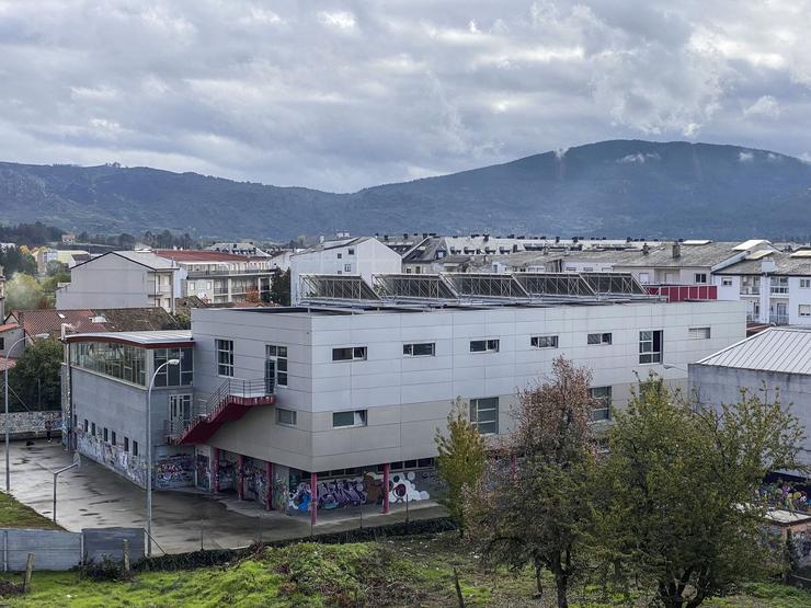 Paneis fotovoltaicos na piscina climatizada. Foto: Prensa Concello de Verín.