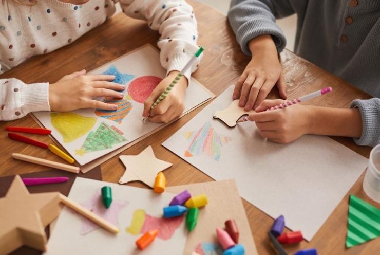 Nenos pintando / Icomem