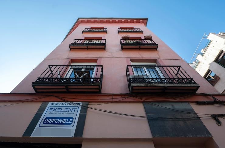 Cartel de venda dun edificio con varios pisos á venda /  Alberto Ortega - Europa Press