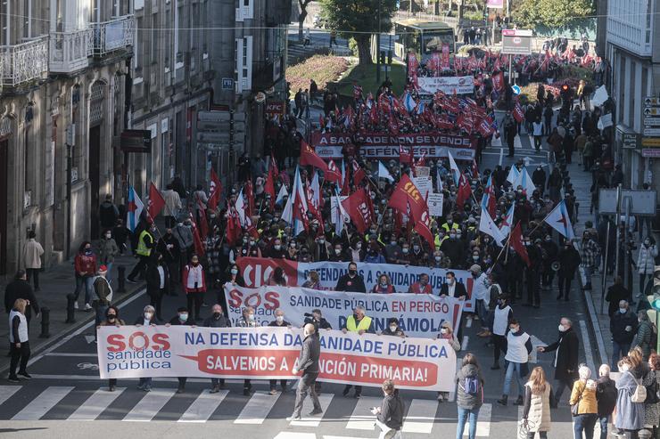 Varias persoas con pancartas en defensa da sanidade pública galega, durante unha manifestación convocada para demandar 'máis recursos' para Atención Primaria 