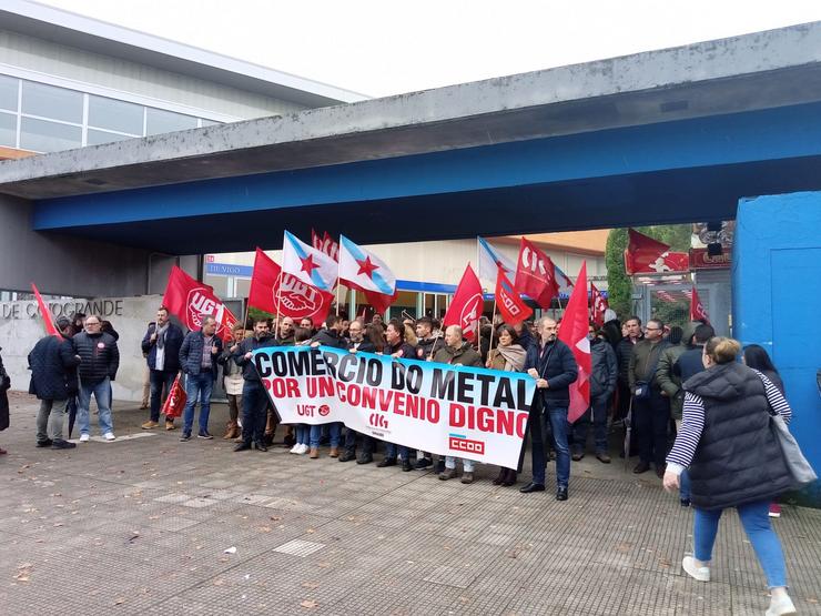 Decenas de traballadores do comercio do metal de Pontevedra concéntranse en Vigo para pedir un convenio "digno" /  CIG 