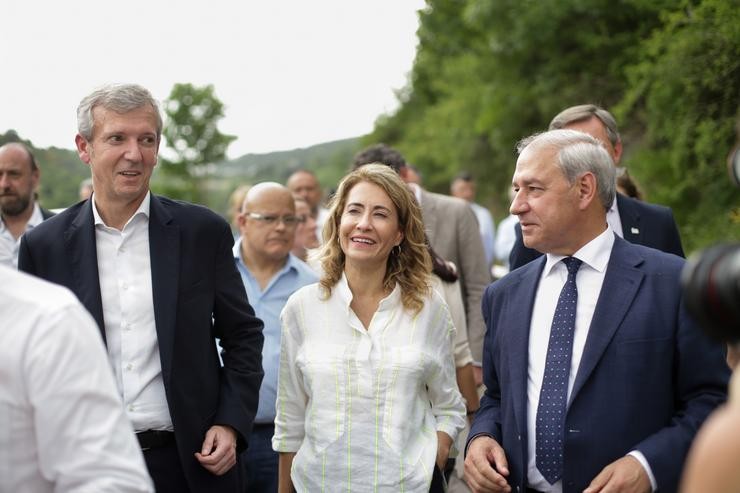 O presidente da Xunta de Galicia, Alfonso Rueda (i), e a ministra de Transportes, Raquel Sánchez (c), durante a súa visita á parte do acueducto caído de Pedrafita do Cebreiro, a 17 de xuño de 2022, en Pedrafita do Cebreiro 