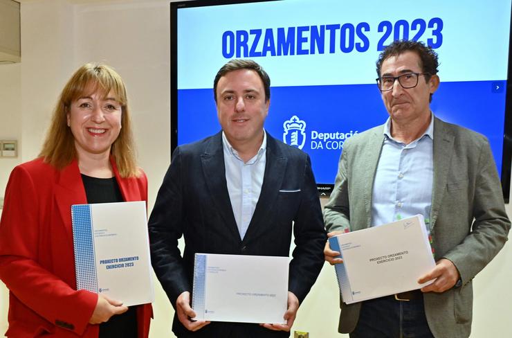 O presidente da Deputación da Coruña, Valentín González Formoso, presenta as contas provinciais para 2023 xunto aos deputados María Muiño e Antonio Leira. / Torrecilla