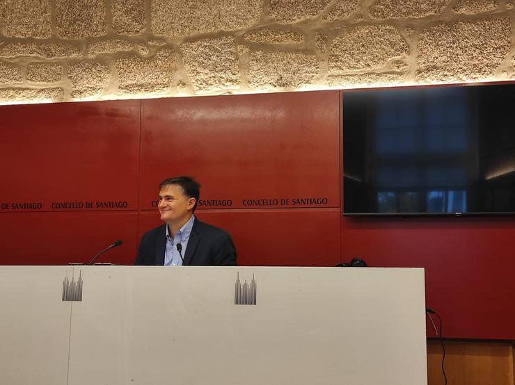O concelleiro, Javier Fernández, este martes na rolda de prensa na que anunciou a súa renuncia a formar parte do Goberno local / Europa Press