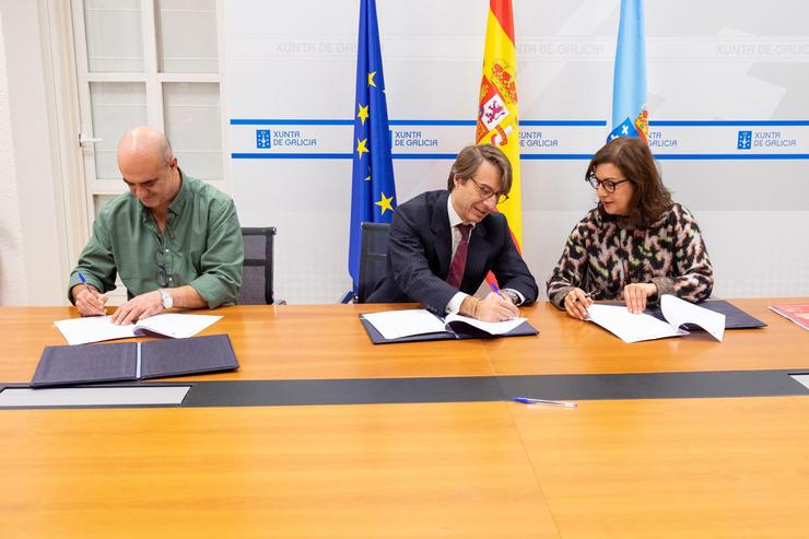 O conselleiro de Facenda, Miguel Corgos, firma con representantes de CCOO e UGT o acordo de carreira administrativa para o persoal laboral / Xoán Crespo