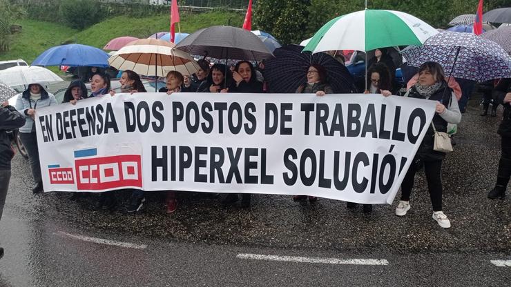Uns 70 traballadores de Hiperxel das provincias da Coruña e Lugo maniféstanse en Vigo ante a sede da empresa / CC.OO.