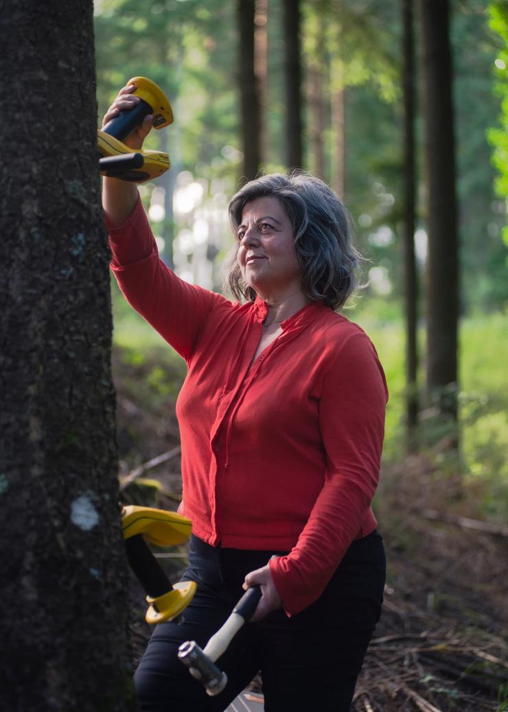 Esther Merlo, propietaria de Madera Plus Calidad Forestal, en su lugar de trabajo 