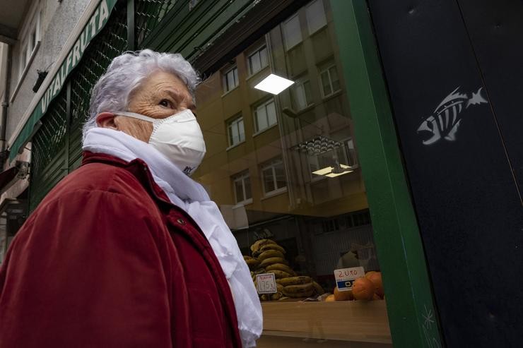 Unha muller protexida con máscara diríxese á entrada dun establecemento alimenticio na Coruña / M. Dylan - Europa Press 