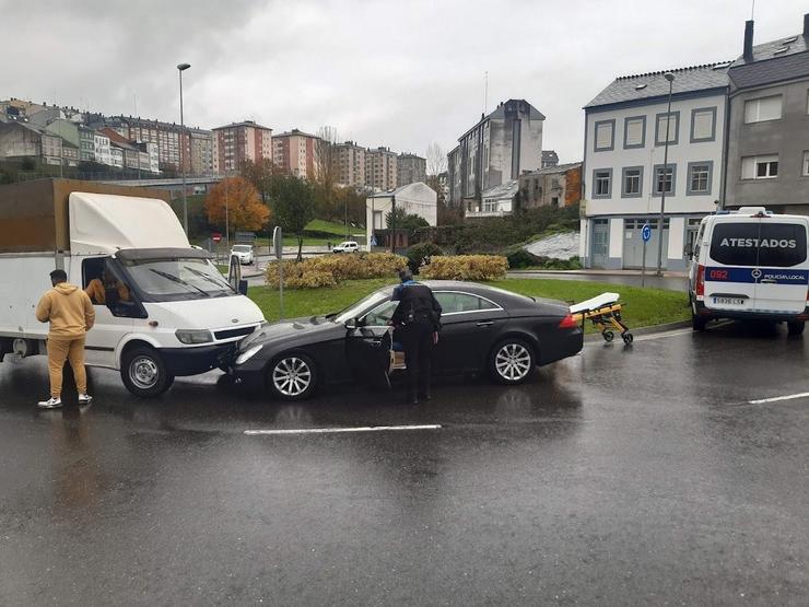 Sinistro nunha rotonda de Lugo por culpa dun condutor que tomou a glorieta ao revés / POLICÍA LOCAL DE LUGO 