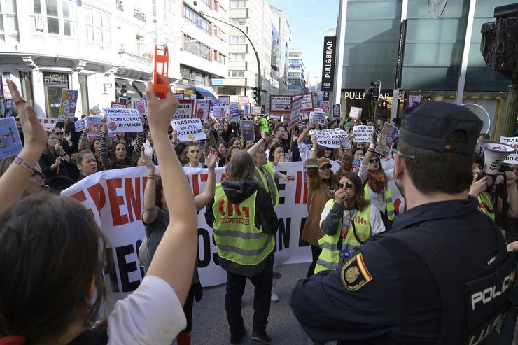 Traballadores maniféstanse con pancartas durante a segunda xornada de folga das tendas de Inditex na Coruña / M. Dylan