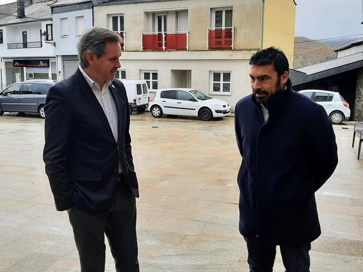 O delegado do Goberno, José Miñones, visita A Veiga en compañía do alcalde, Juan Anta 