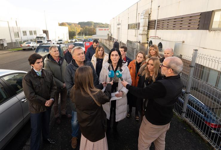 Paula Prado xunto a membros da comisión de industria do PP en Palas de Rei. PP 