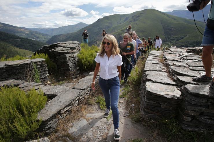 Arquivo - A vicepresidenta segunda do Goberno e ministra de Traballo e Economía Social, Yolanda Díaz, pasa por un corredor milenario durante a súa visita aos terreos queimados de Castro dá Torre, antes de comezar un acto de escoita do seu proxecto polític. Carlos Castro - Europa Press - Arquivo / Europa Press