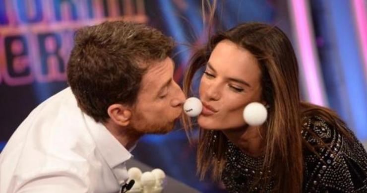 Pablo Motos bicando a Alessandra Ambrosio 