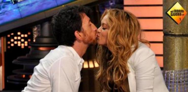 Pablo Motos bicando a Paulina Rubio / Antena 3
