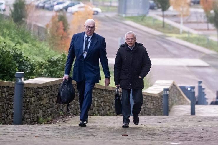 O ex director de seguridade de Renfe, Antonio Lanchares (d), á súa chegada a declarar no xuízo polo accidente do Alvia, na  Cidade da Cultura, a 29 de novembro de 2022, en Santiago de Compostela, A Coruña, Galicia (España). Os familiares e as. César Arxina - Europa Press / Europa Press