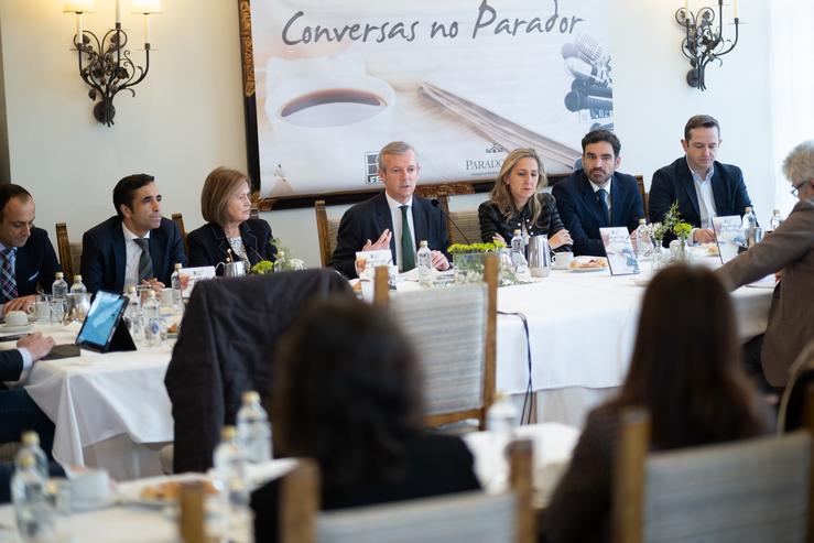 O presidente da Xunta, Alfonso Rueda, e a delegada territorial de Ferrol, Martina Aneiros, asisten ao xantar informativo de 