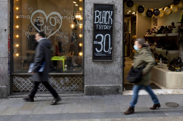 Arquivo - Un escaparate dunha tenda anunciando descontos polo 'Black Friday' na campaña do ano pasado. Alberto Ortega - Europa Press - Arquivo 