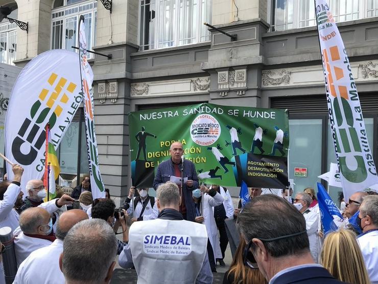 Arquivo - O secretario xeral de CESM, Gabriel do Pozo, le un manifesto nunha concentración da médicos fronte ao Congreso dos Deputados. En Madrid (España), a 4 de maio de 2022.. CESM - Arquivo 