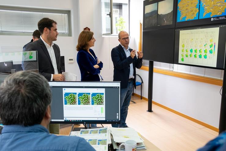A conselleira de Medio, Territorio e Vivenda, Ángeles Vázquez, este mércores nas instalacións de Meteogalicia 