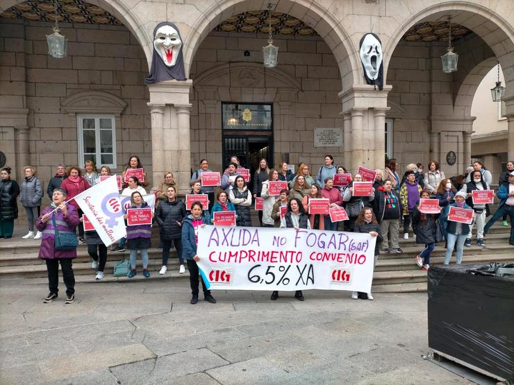 Traballadores do servizo de atención no fogar concéntranse diante do Concello de Ourense.. CIG 