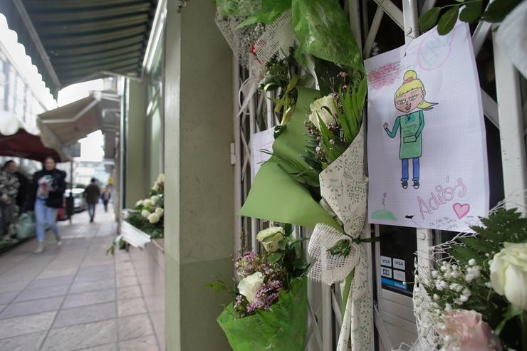 Un debuxo e varias flores colgadas na tenda de alimentación onde traballaba Cristina Cabo.. Carlos Castro - Europa Press 