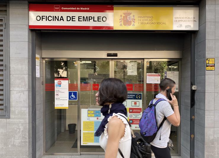Dúas persoas pasan pola oficina de emprego de Acacias en Madrid 