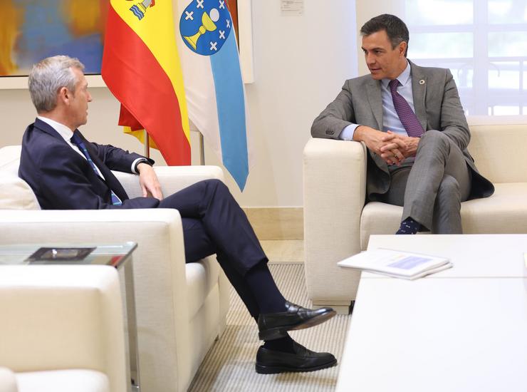 O presidente da Xunta de Galicia, Alfonso Rueda (i) e o presidente do Goberno, Pedro Sánchez (d), durante a súa reunión no Palacio da Moncloa / Europa Press