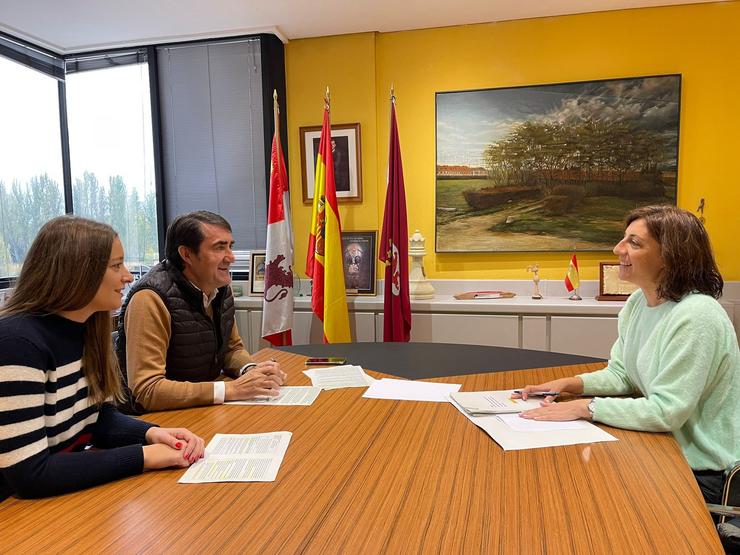 Reunión entre os conselleiros da área Suárez-Quiñones (i) e Anxos Vázquez (d).. JCYL 