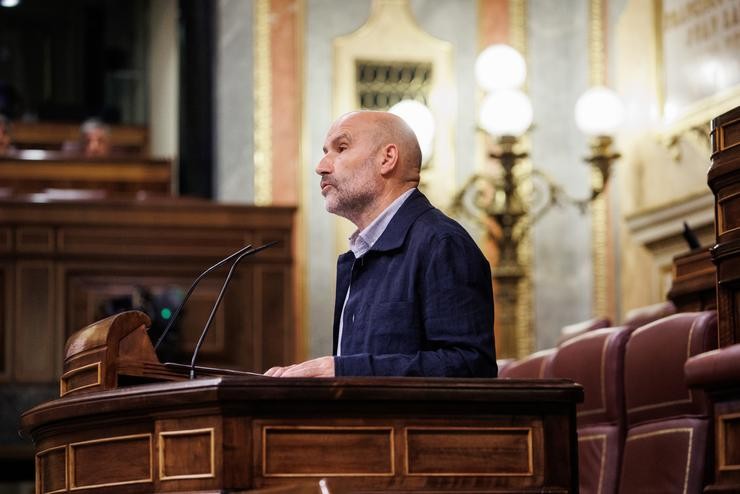 O deputado do BNG Néstor Rego Candamil, intervén durante unha sesión plenaria no Congreso dos Deputados, a 13 de setembro de 2022 