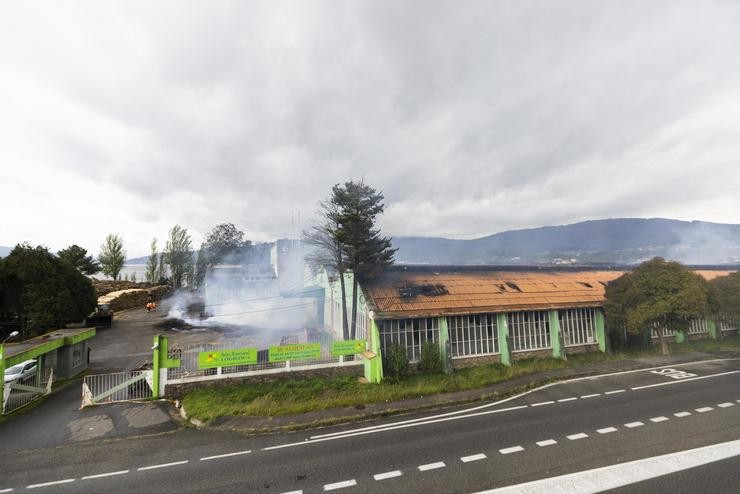 Fume na antiga fábrica de Pontesa, a 7 de novembro de 2022, en Ponte Sampaio 