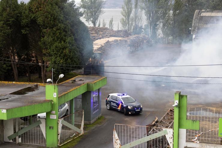 Un coche de policía á entrada da antiga fábrica de Pontesa, a 7 de novembro de 2022, en Ponche Sampaio, Pontevedra, Galicia (España). O incendio desatouse onte domingo 6 de novembro nas instalacións empregadas polo Grupo Nogar para o almace. Beatriz Ciscar - Europa Press