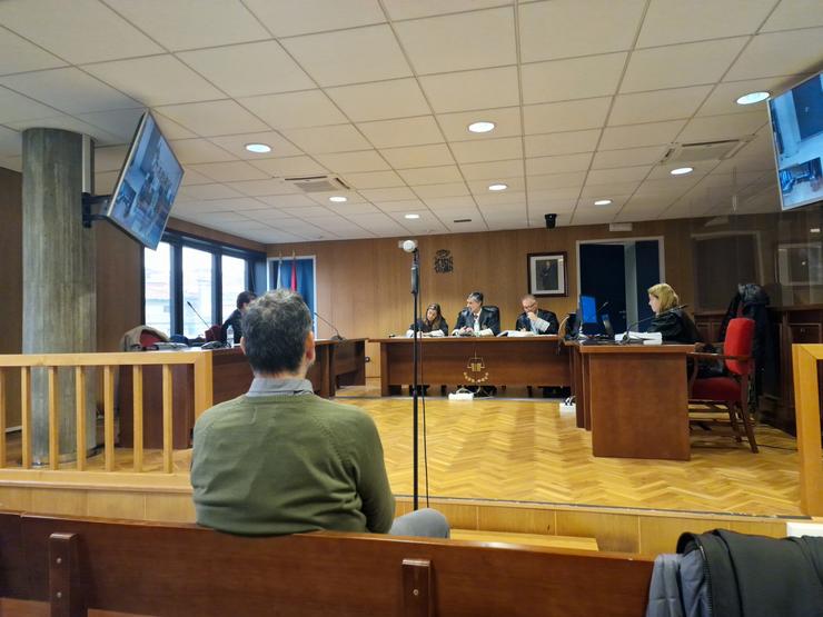 O alcalde pedáneo de Bembrive sentado no banco dos acusados / Pedro Davila - Europa Press