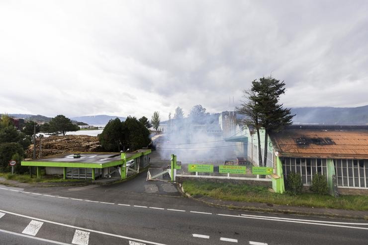 Fume na antiga fábrica de Pontesa, en Ponte Sampaio 