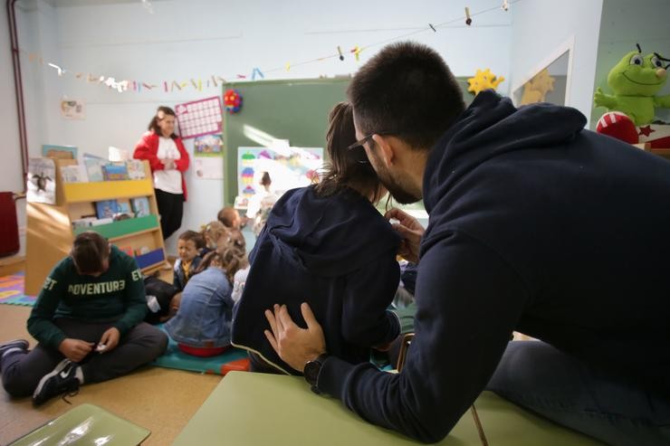 Un profesor dá clase a un grupo de alumnos o día que arrinca o curso escolar en Galicia / Arquivo Carlos Castro