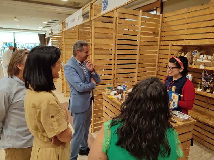 O delegado do Goberno en Galicia, José Miñones, nun mercado local / Delegación do Goberno