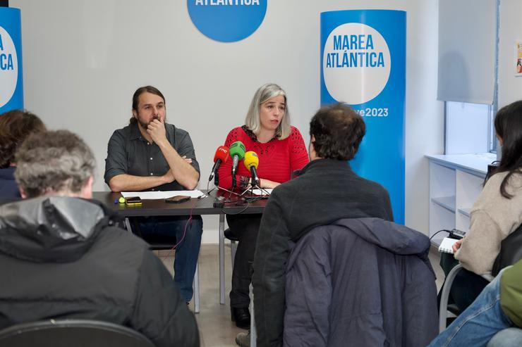 A portavoz municipal da Marea Atlántica, María García, e o candidato á Alcaldía por esta formación, Xan Xove 