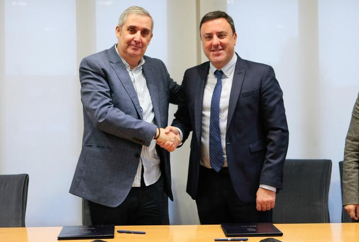 O alcalde de Ames, Blas García, e o presidente da Deputación dá Coruña, Valentín González Formoso asinaron o acordo para o lanzamento do 