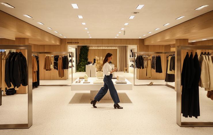 Unha moza nunha macrotienda de Zara no Boulevard Austria de València, a 2 de decembro de 2022, en Valencia, Comunidade Valenciana (España). O concepto desta macrotienda replica o modelo doutras megatiendas que recentemente abriu Zara en Bat. Rober Solsona - Europa Press 