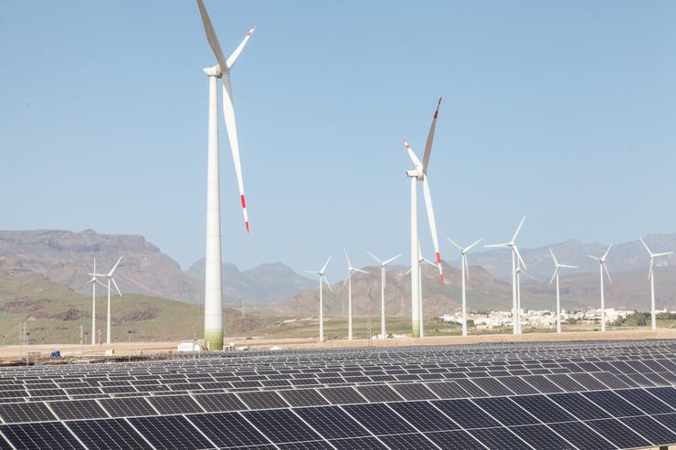 Aeroxeradores e paneis solares na inauguración do maior complexo de xeración de enerxías renovables de Canarias 