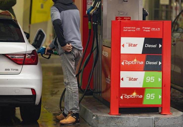 Unha persoa bota gasolina do chafariz dunha gasolineira. Eduardo Parra - Europa Press / Europa Press