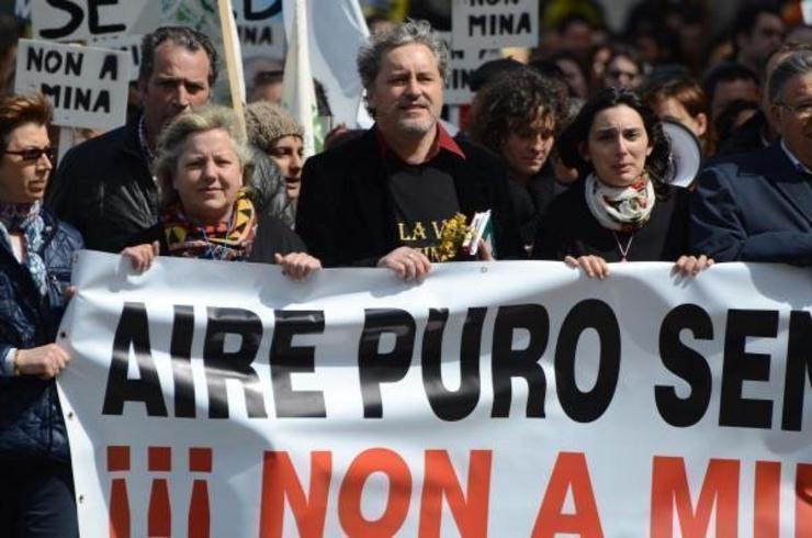 Manuel Rivas nunha manifestación contra a mina de Corcoesto / Salvemos Cabanas