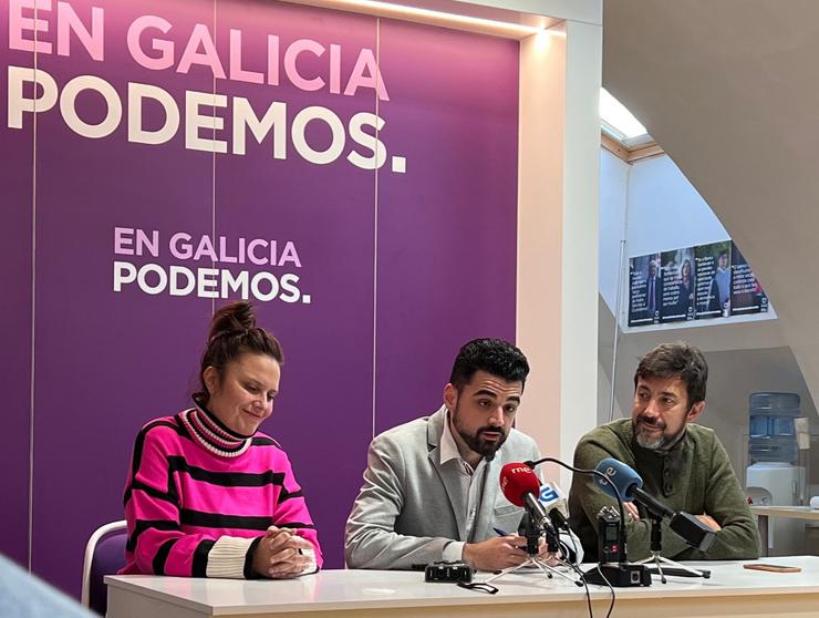 O coordinador de Podemos Galicia, Borja San Ramón, xunto ao deputado Antón Gómez-Reino e Verónica Hermida, tras ser elixidos en primarias da formación morada 