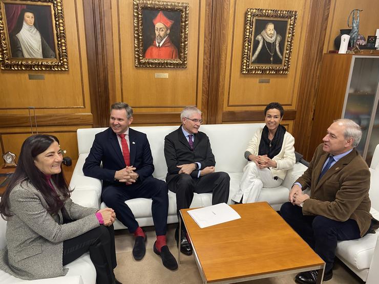 A secretaria de Estado de Transportes, Isabel Pardo de Vera, o presidente de Renfe, Isaías Táboas, o alcalde de Monforte e presidente da Deputación de Lugo, José Tomé, e o delegado do Goberno en Galicia, José Miñones, en Monforte / DELEGACIÓN DO GOBERNO 