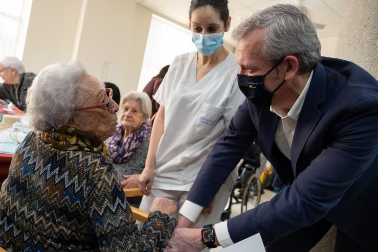 O presidente da Xunta, Alfonso Rueda, visita a residencia pública de maiores de Campolongo. Pontevedra 