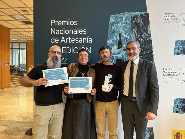 O artesán Santiago Besteiro (segundo pola dereita) co Premio Nacional de Artesanía na categoría de Emprendemento / Xunta
