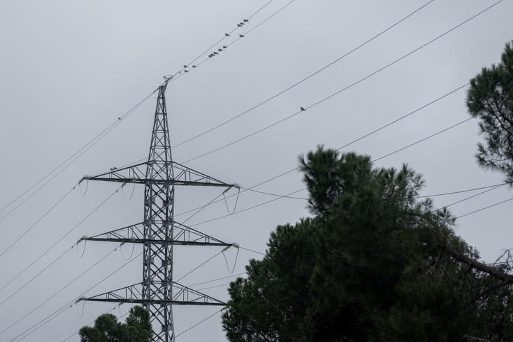 Vista dunha torre de alta tensión, a 22 de novembro de 2022 